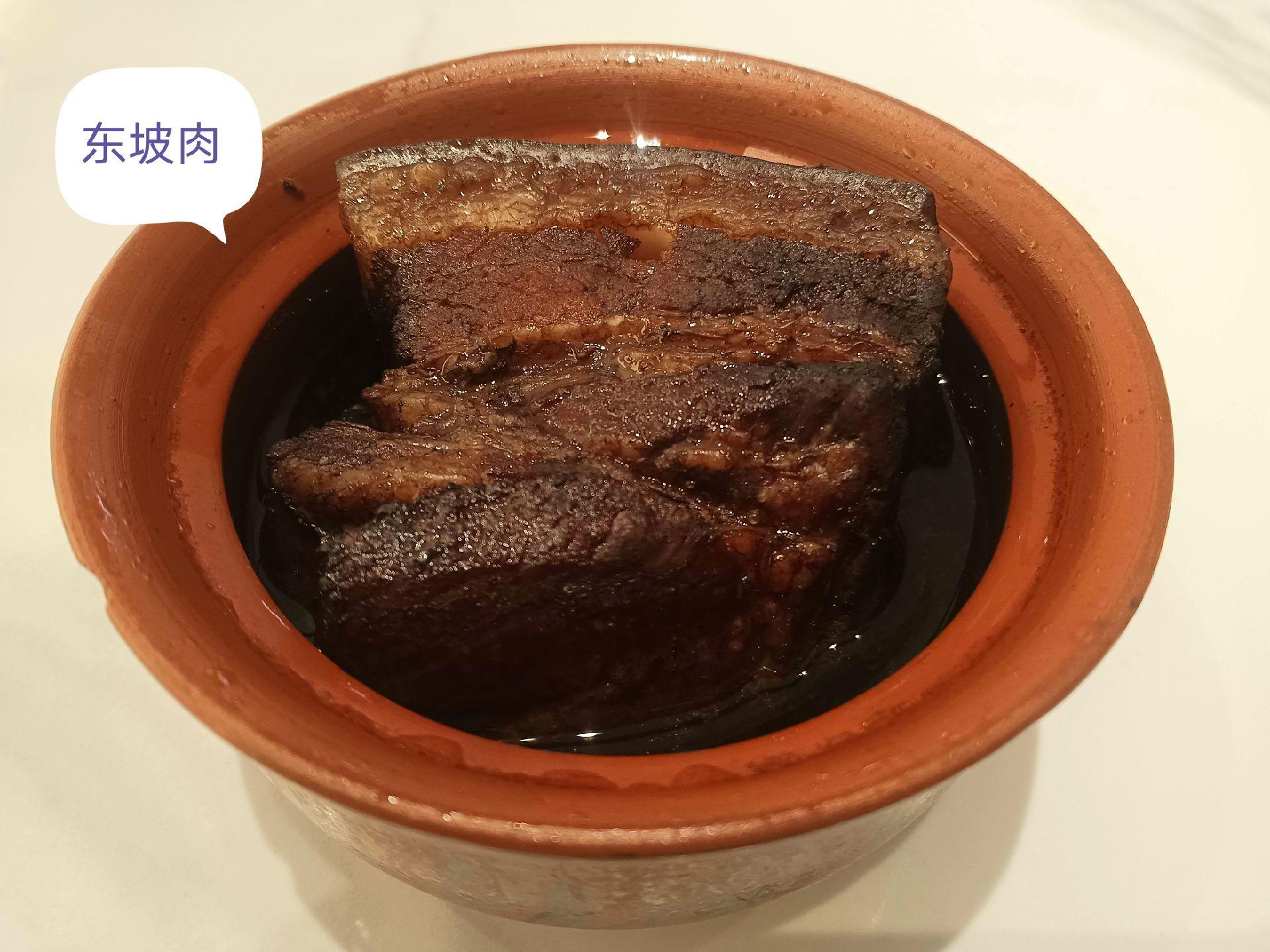 杭州名菜：东坡肉、龙井虾仁、叫花鸡，杭州素卷，杭州传统名点葱包烩，西湖...