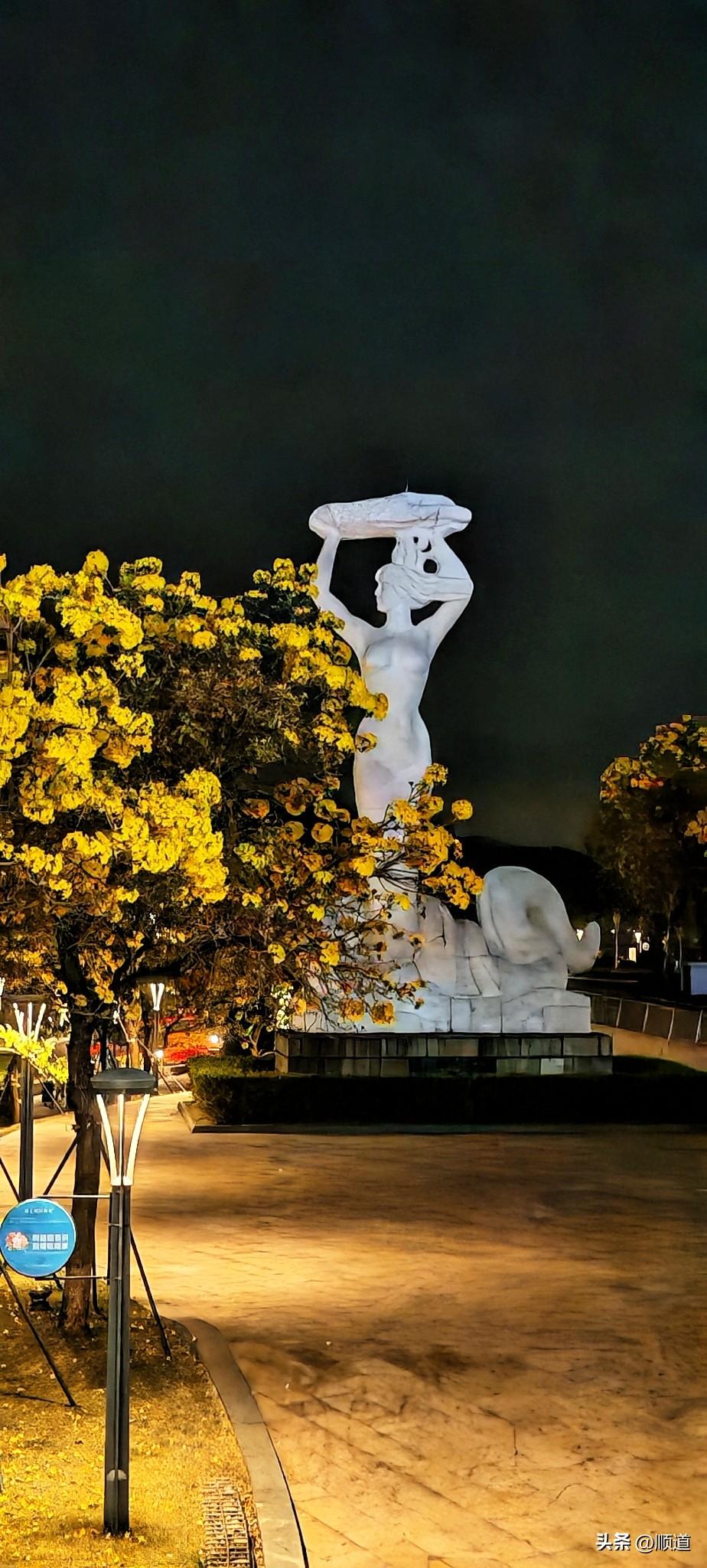 女子离异和一个未婚男谈了一年多。这一年未婚男对女子特别好，主打一个听话。
下班了