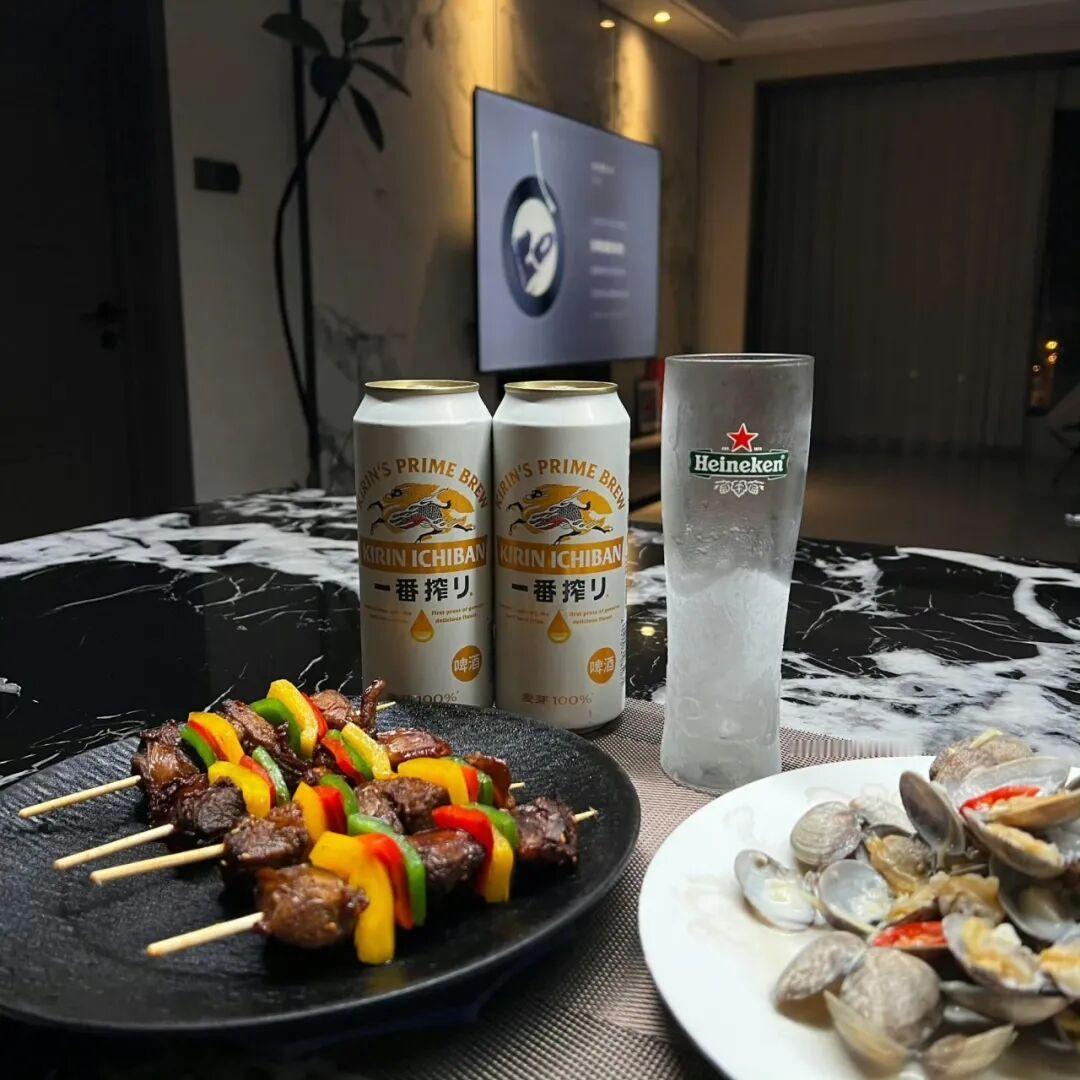 我这么需要陪伴的一个人  也有妥协愿意异地的念头 还好你比我先放弃了 轻轻的放过