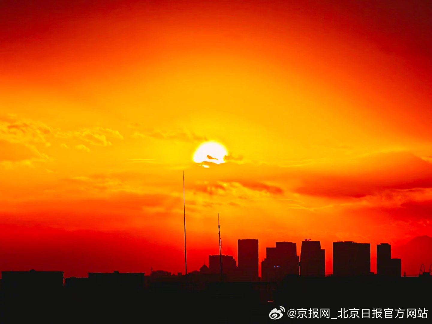 【#北京晚霞开启全糖模式#】#2026年2月第1次晚霞# 2月1日傍晚，北京邂逅