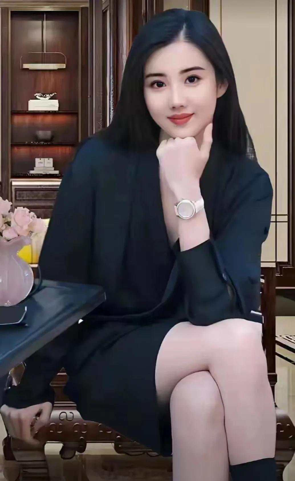 有一个名叫阿梅的女孩，她从小就立志要活出自己的精彩。她常常挂在嘴边的一句话是：“