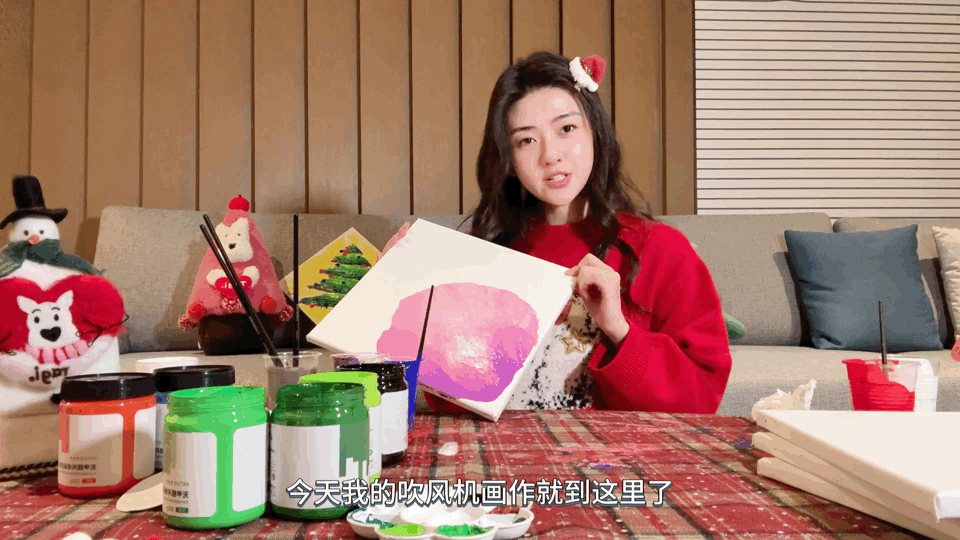 梁洁这次抽象得有点东西 既有圣诞树又有自己的色调方面的花朵，你还别说梁洁的画作虽