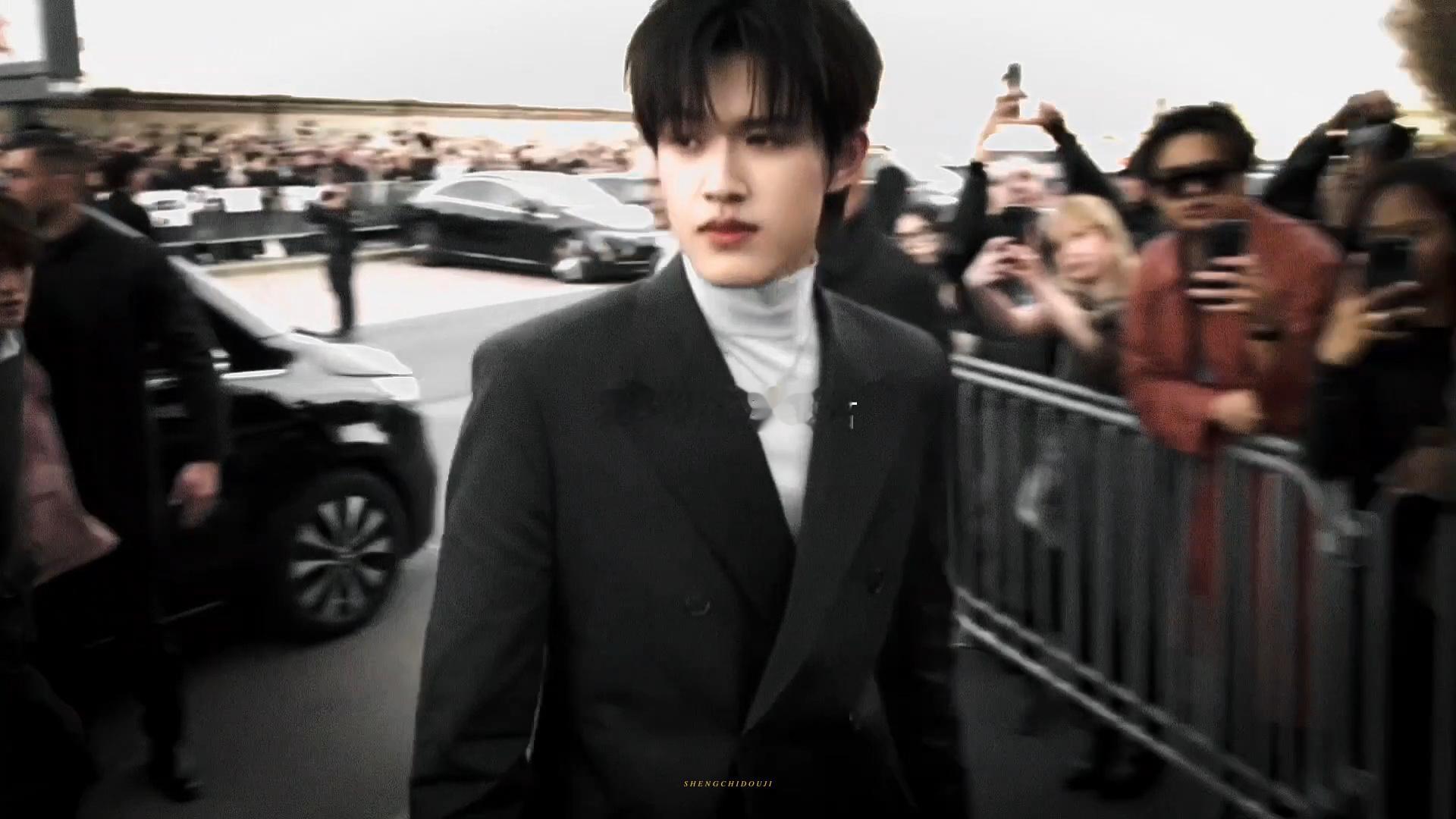 张极出席Prada米兰时装秀 张极这次米兰真的让人眼前一亮，复古港风把五官优势全