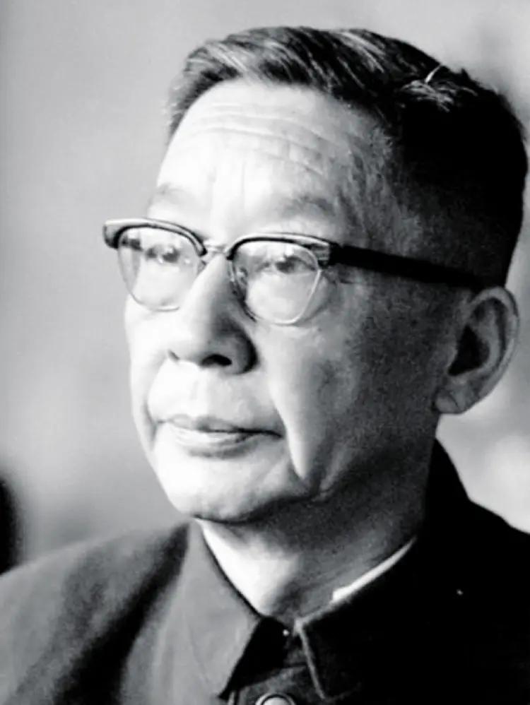 老舍早点穷得叮当响，爸早亡，妈洗衣服养家。

1931年他追北师大胡絜青，连写百