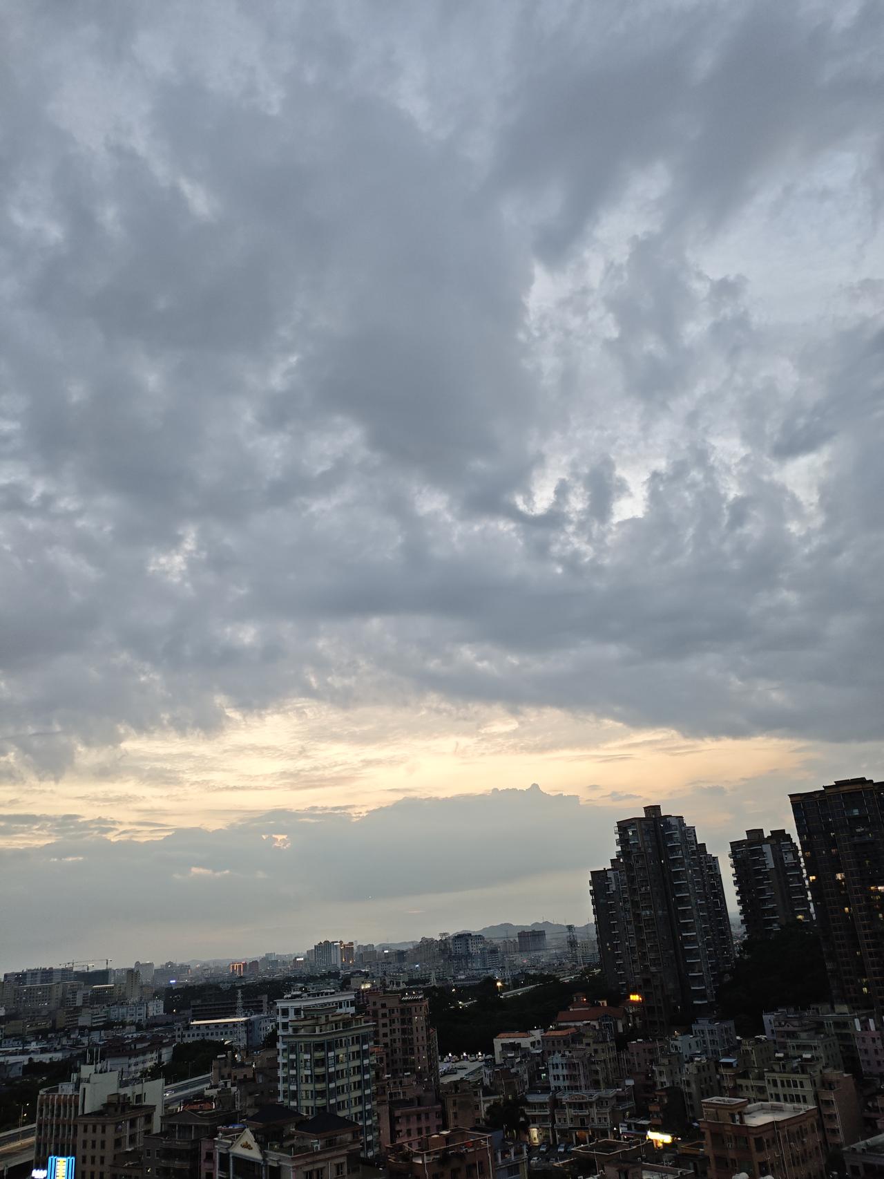 我拍到的落日瞬间由于受台风“红霞”影响，深圳这几日都有雨，但有时也出太阳，昨天傍