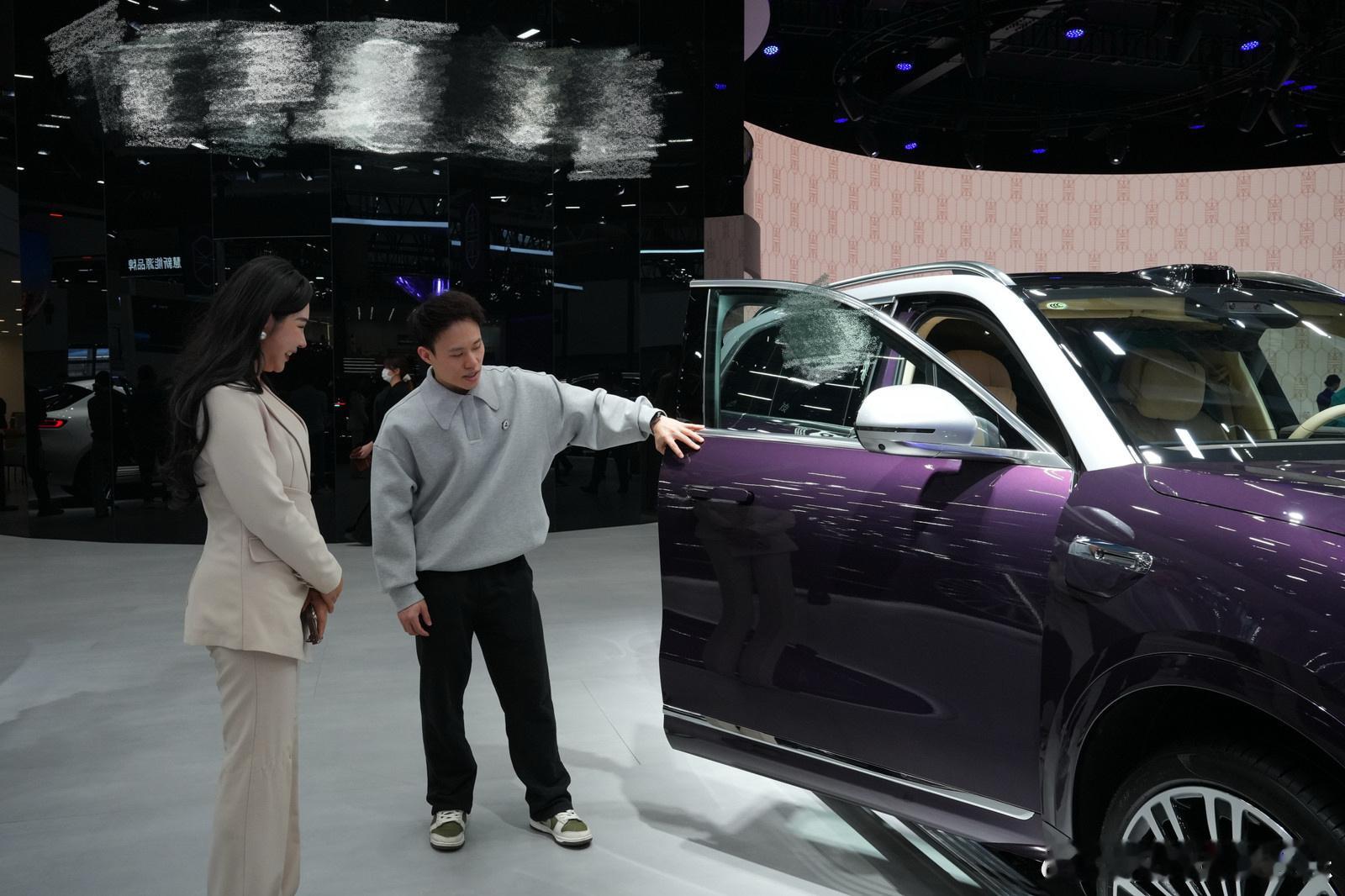 车展那么热闹，谢思埸却能淡定地端着茶杯穿梭其中，这不就是潮汕人的日常吗？茶水不离