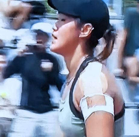 特大喜讯！
王曦雨法网女单第三轮，2-0（6-3，7-5）击败上一轮赢了莱巴金娜