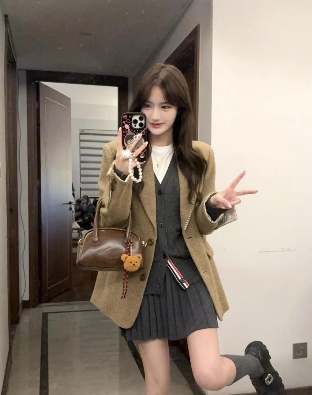 今天是棕调学院风｜西装叠穿针织+百褶裙，手机链和小熊挂饰偷偷藏了甜~