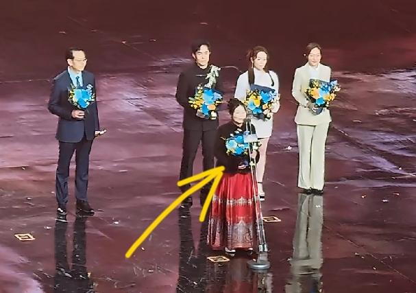 我能想到王星登上微博之夜，
也能想到宇树科技登上微博之夜，
但我没想到，这次居然