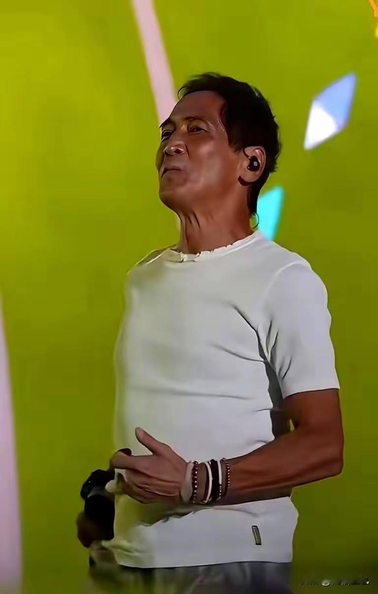 齐秦当年是何等的意气风华啊，现在垂垂老矣，真的是见者流泪，另外你再看看刘德华，还