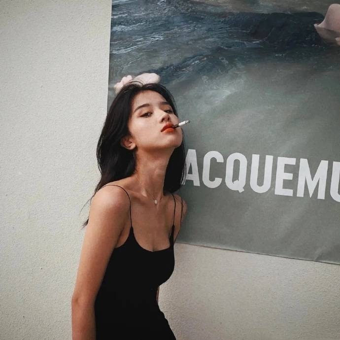 那些年少的时光里 我们曾像一株野草 疯狂地生长 肆意的叛逆 