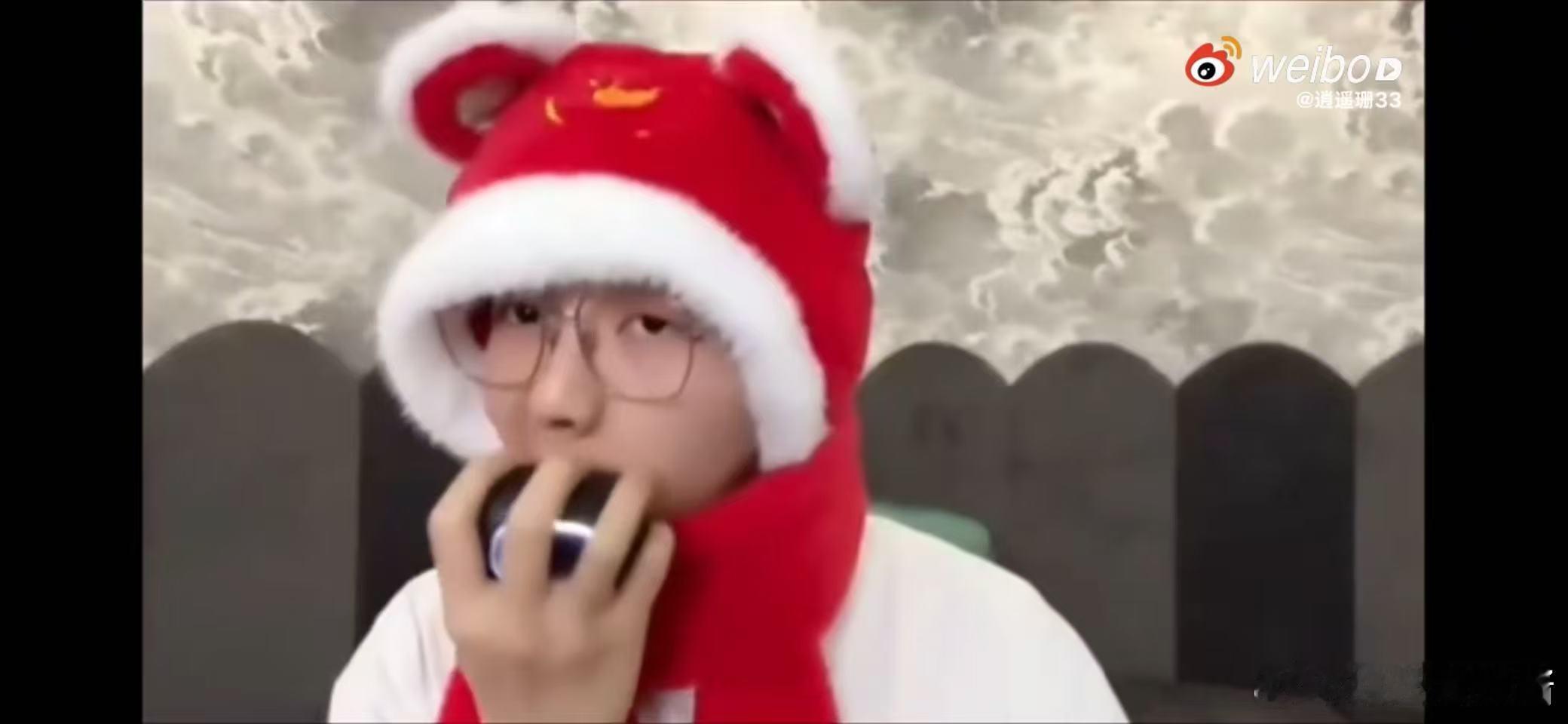 胡夏直播刮胡子 直播当着粉丝的面就刮胡子，也是让人意想不到的，没想到胡夏生活当中
