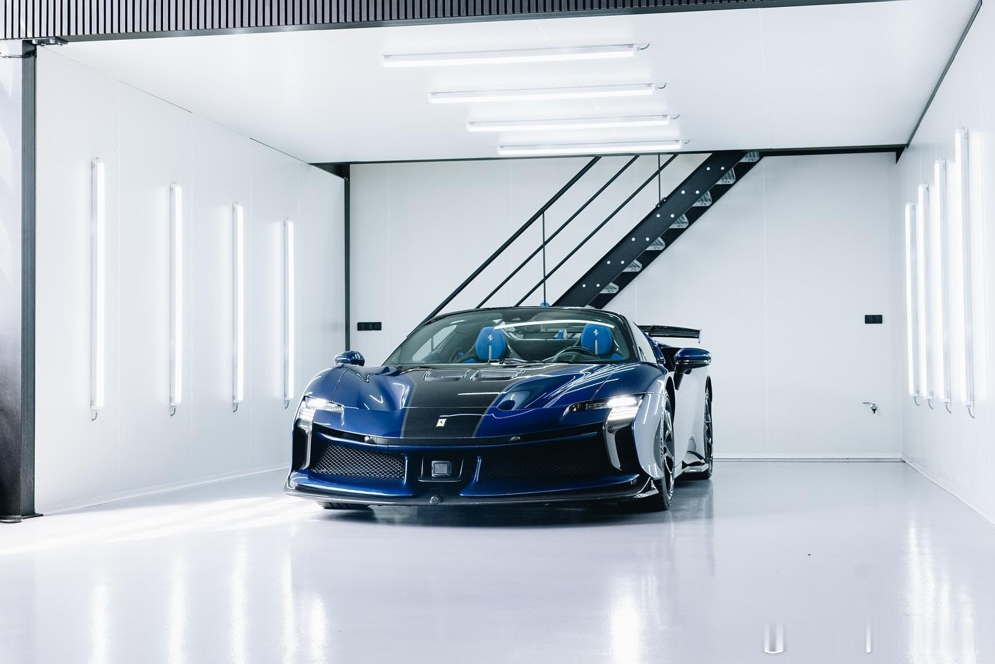 外观配色为Blu Tour De France 70，外观方面还选择了特别提供于