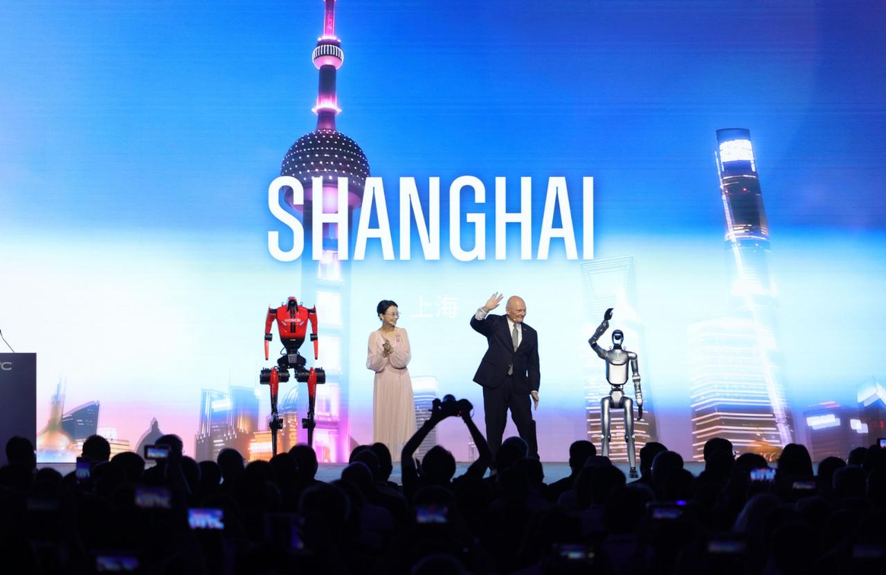 MWC 上海被荣耀机器人圈粉了！

有网友逛MWC26上海展，本想打卡 AI 新