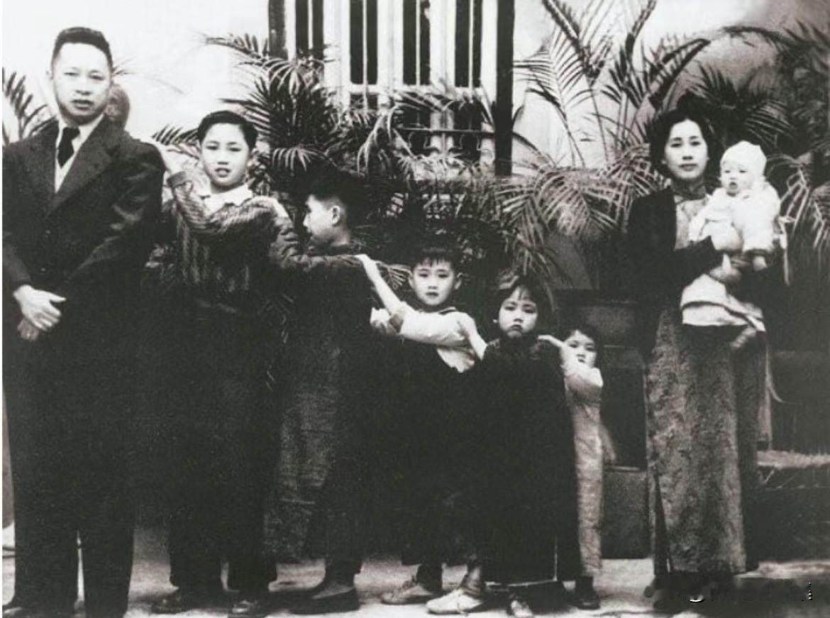 1939年，叶挺将军在澳门拍摄的全家福，从左起依次为： 叶挺、长子叶正大、次子叶