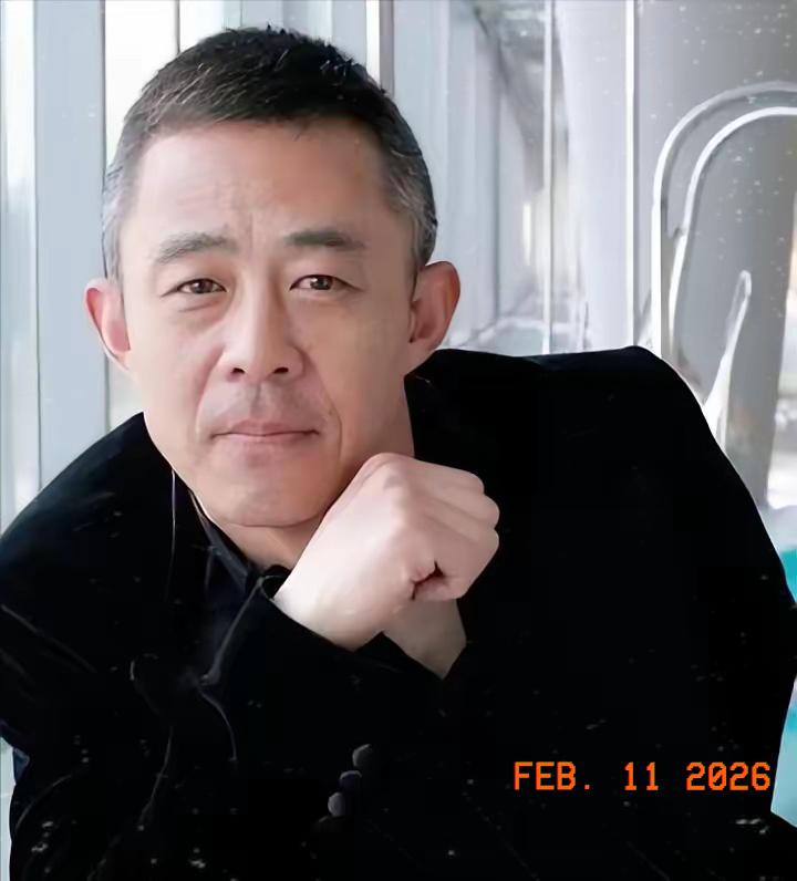 这个世界最搞不懂的人，就是侯勇了！58岁的老戏骨，竟和小二十多岁的三婚妻子生下儿