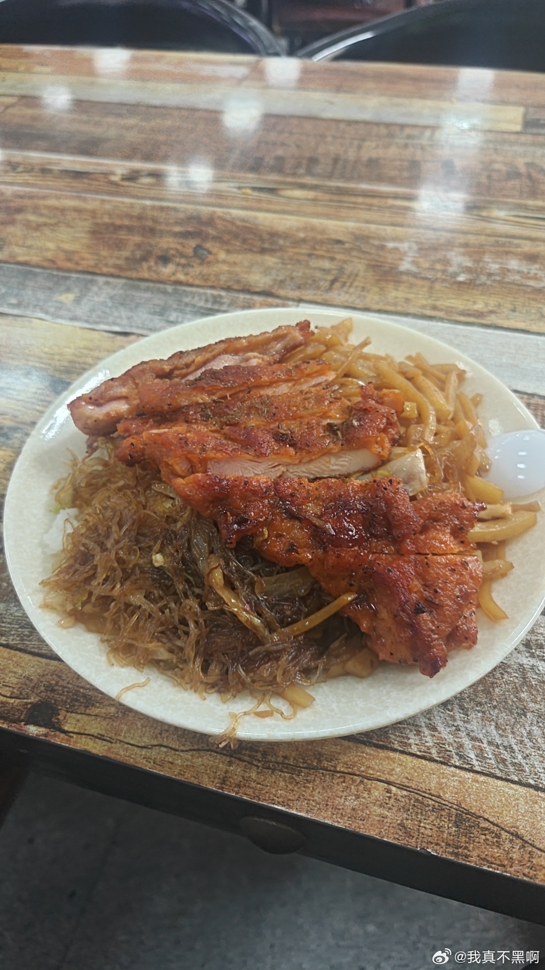 每日一餐分享 久违的大学食堂，之前上学时候总觉得不好吃的食堂，现在感觉挺不错的 