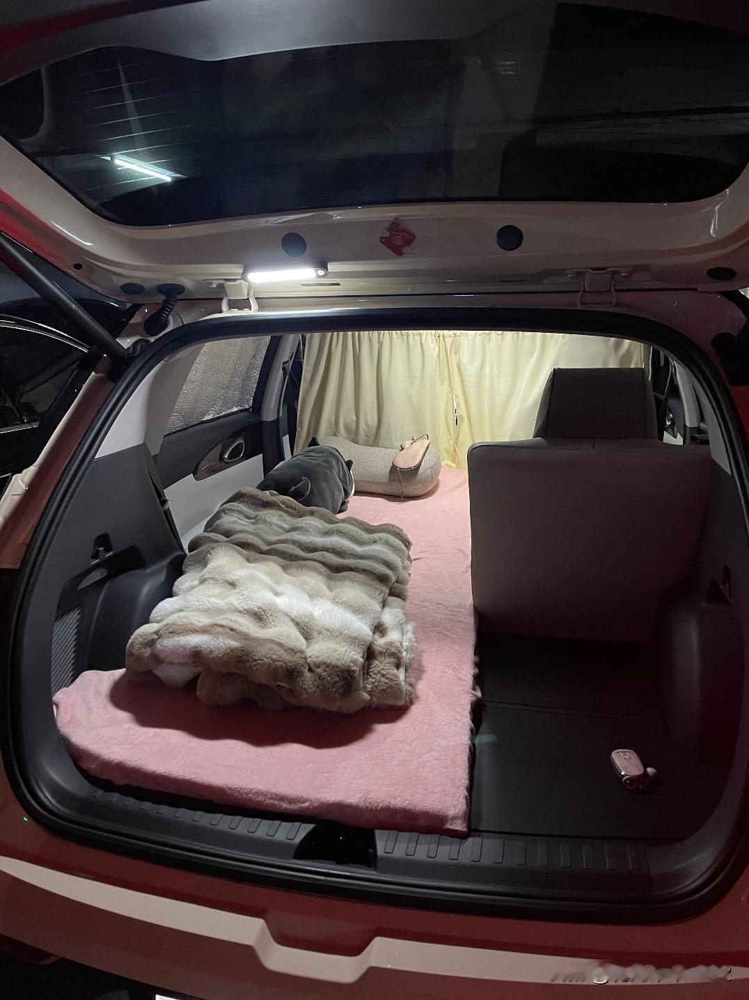 谁说后备箱不能睡？？？
买不到合适的床垫，那就自己做一个吧！
因为不想每天都挪一