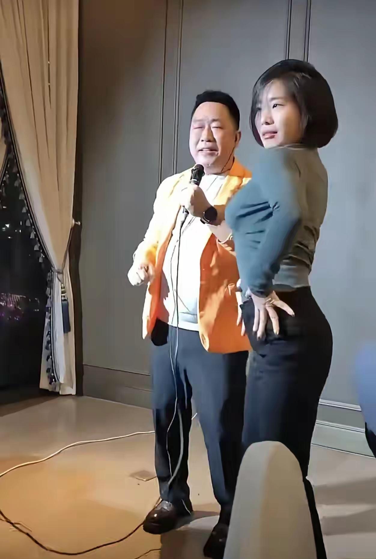 会跳舞的女人真的很美！年会上这个女孩竟突然爆火，其实不是她长得有多么漂亮，而是她