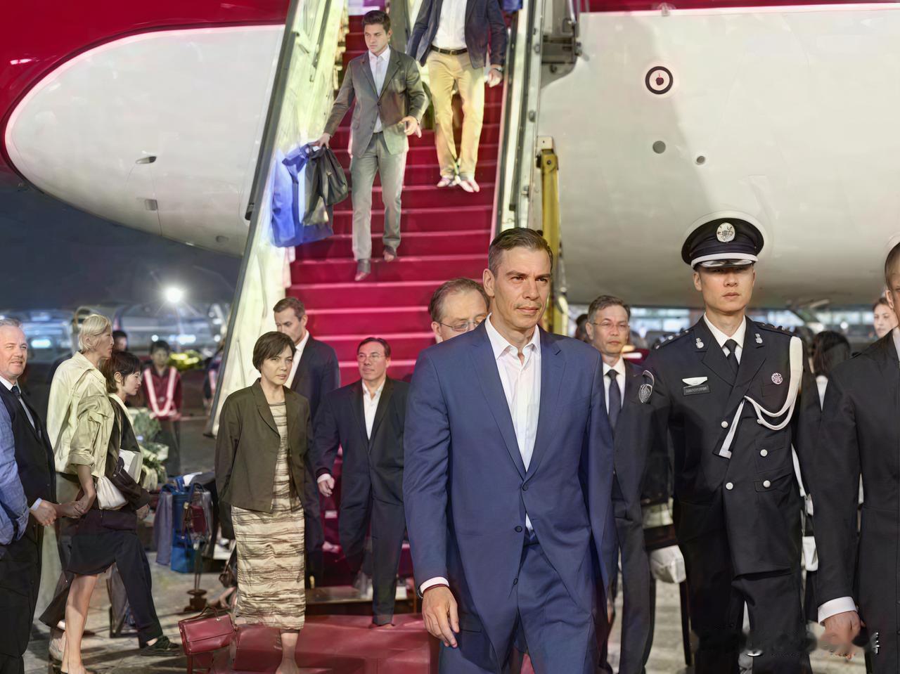 荷兰人直接傻眼了，19.8%的税，顶格。丹麦也懵了，18.6%，跑不掉。
 
回