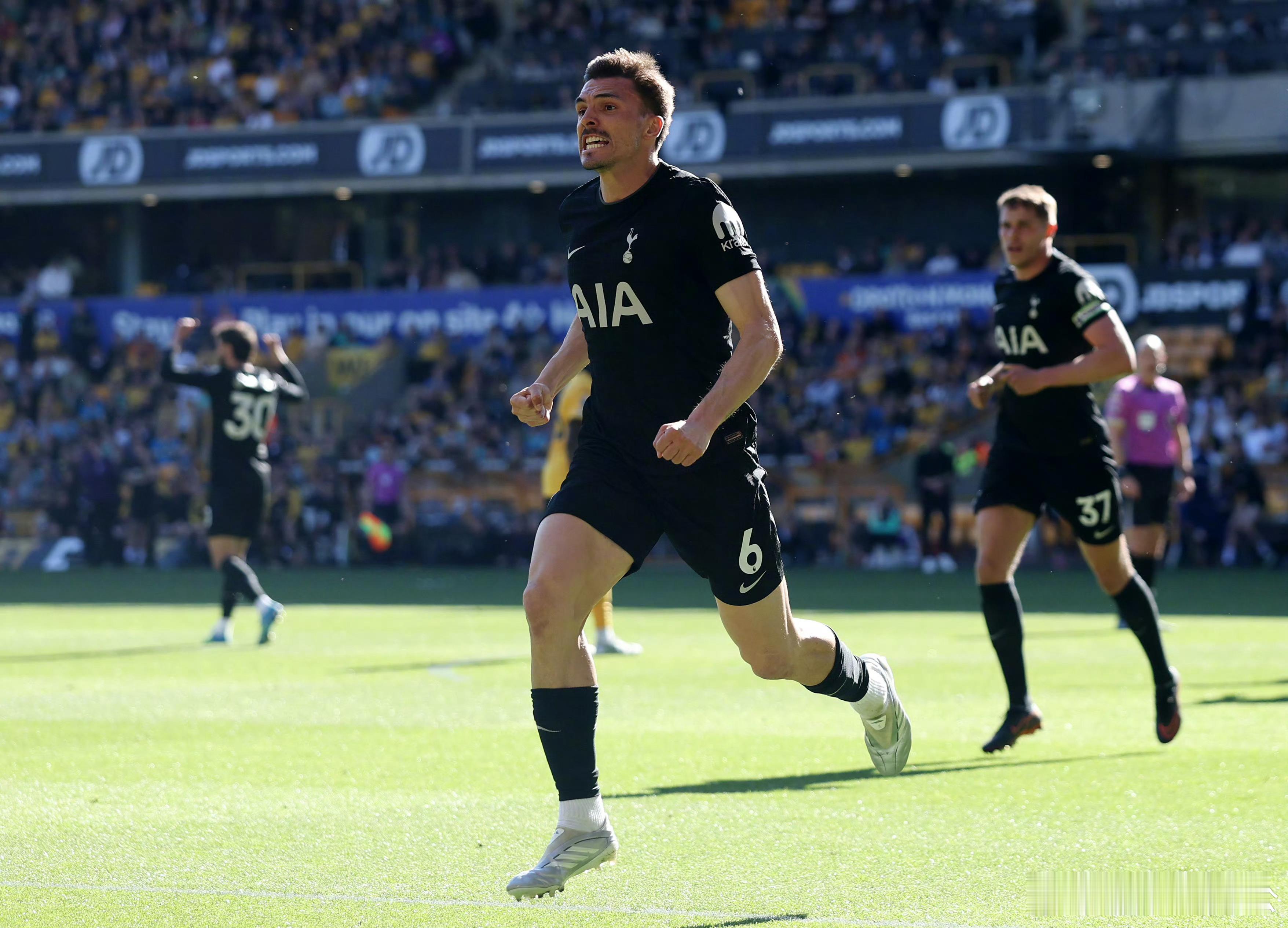 狼队0比1热刺热刺客场1:0力克狼队拿到保级关键分。本赛季英超两大核心看点备受热