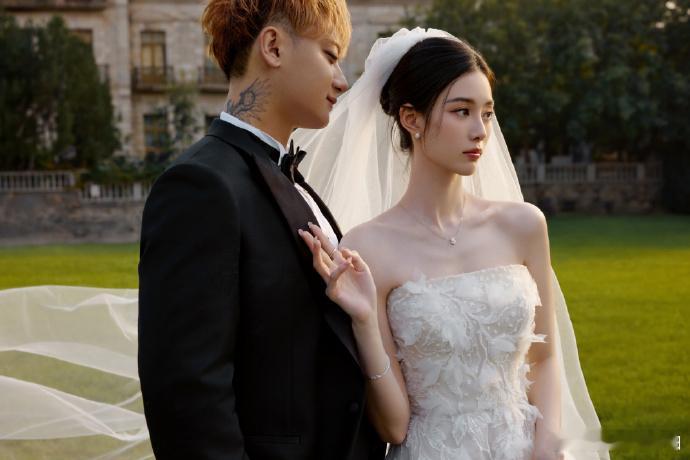 黄子韬徐艺洋接吻婚纱照黄子韬徐艺洋已经给我一种旧人的感觉了从练习室的交集到婚礼倒