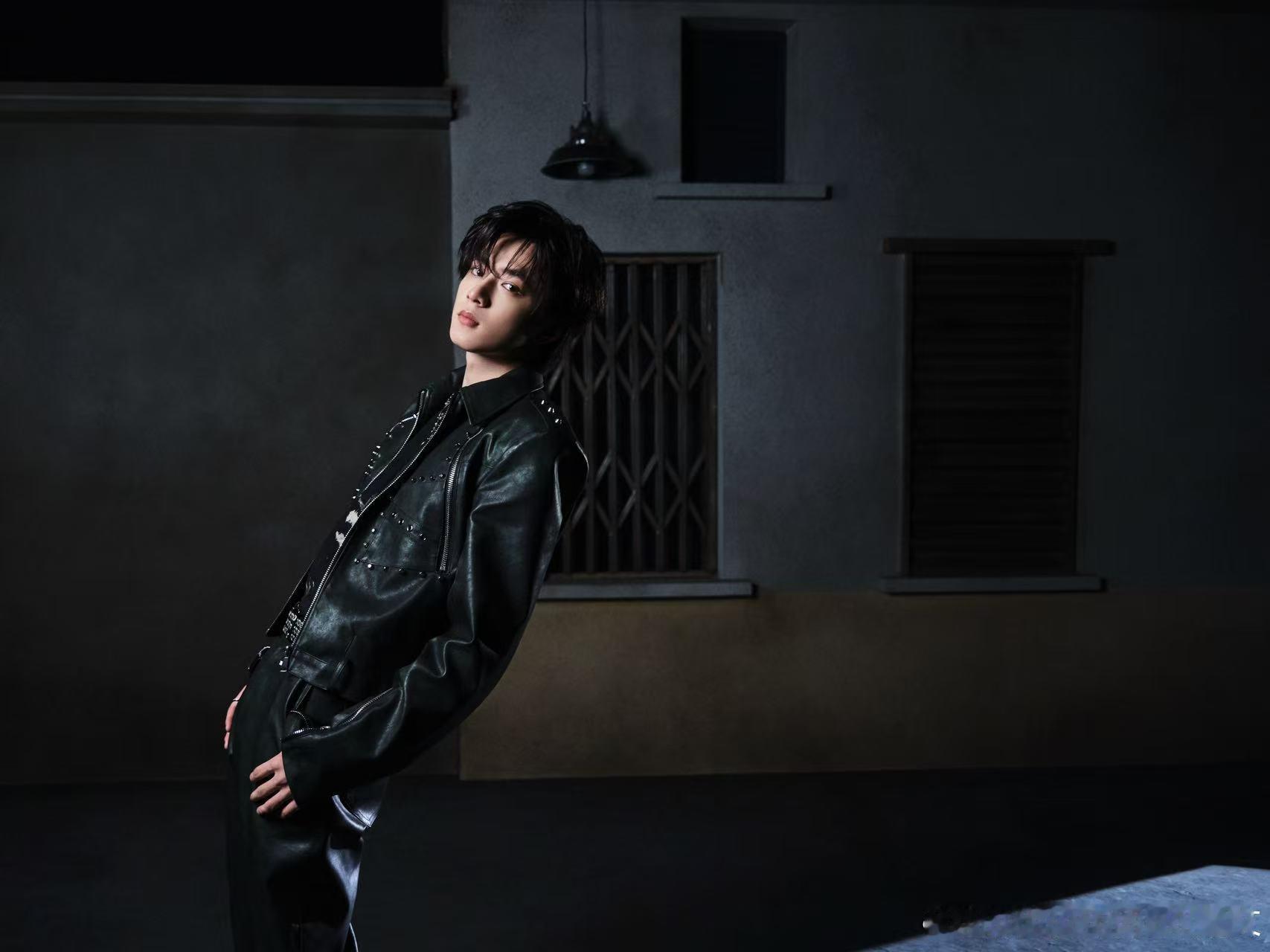 刘耀文45度站姿升级了刘耀文红色高跟靴 时尚感从未设限！刘耀文全新升级45度站姿