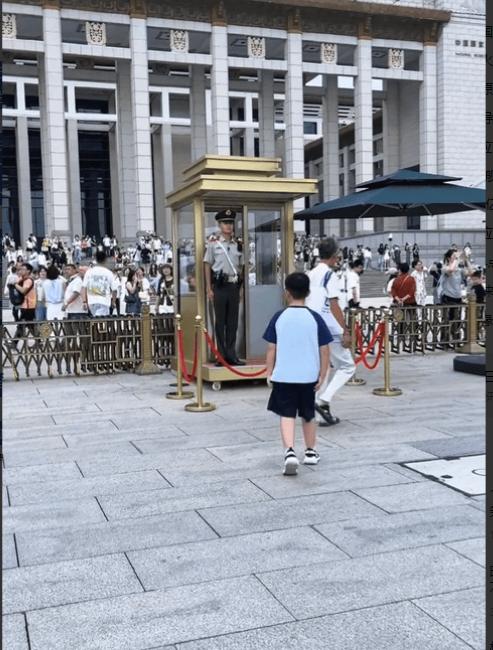 重庆男孩去北京旅游，在天安门广场上，他鼓起勇气向站岗哨兵敬礼，得到哨兵回礼后，男