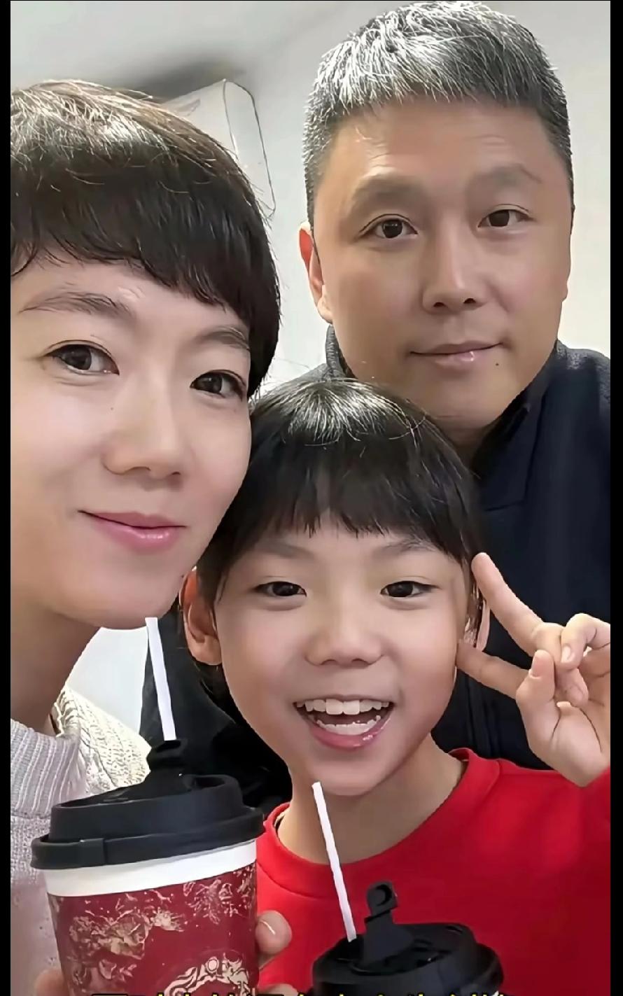 国乒教练刘志强的幸福全家福，原来爱人也是女乒前辈✨
 
看到这张全家福，一下子就