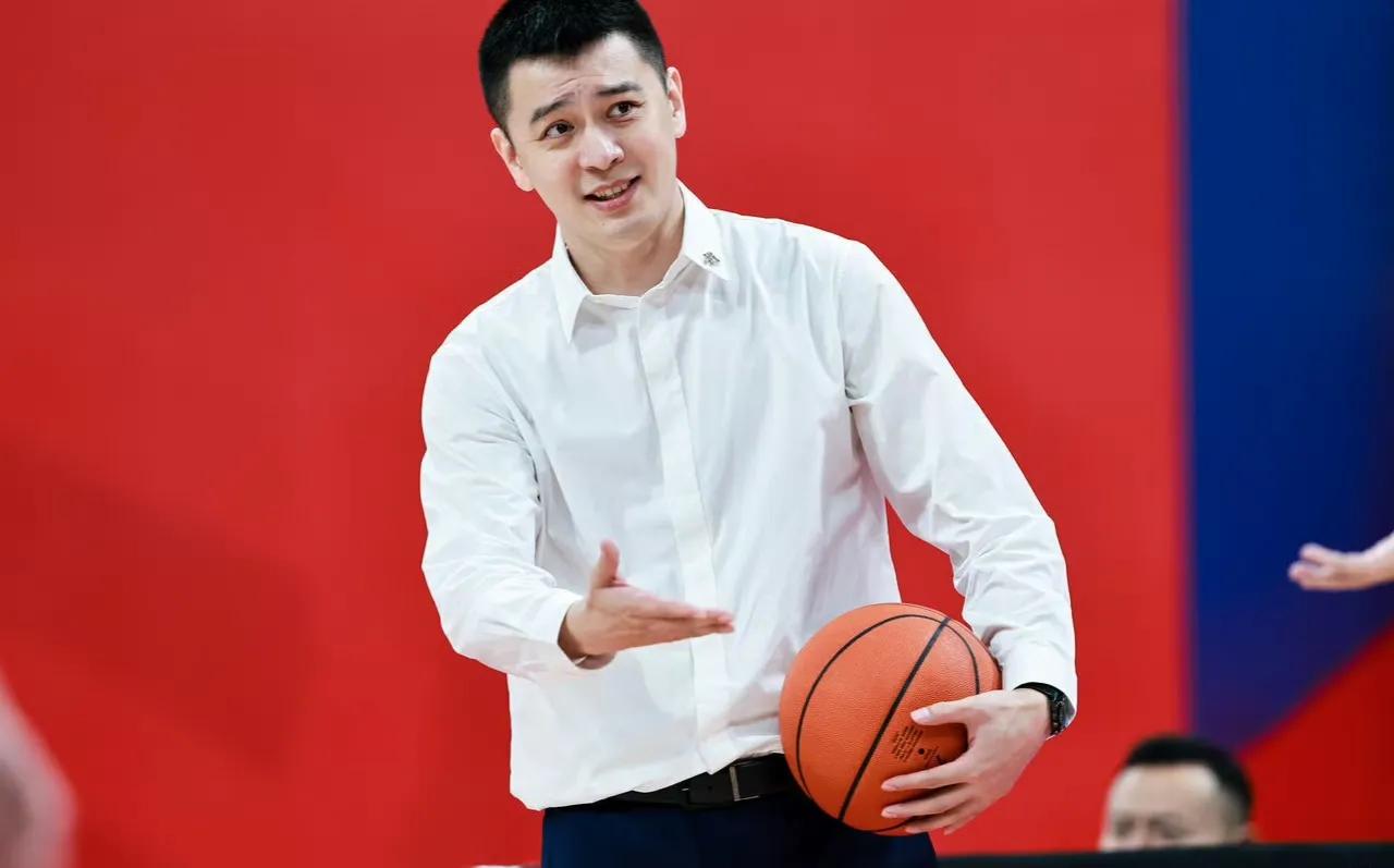我支持杨铭出任上海队主教练！
辽宁队已经官宣助理教练乌戈-洛佩斯正式出任主教练，