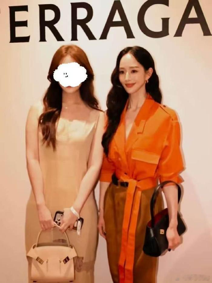 这下是真不认识张钧甯了因为一张美颜过度的合照把张钧甯修成了“蛇精脸”，网友直呼认