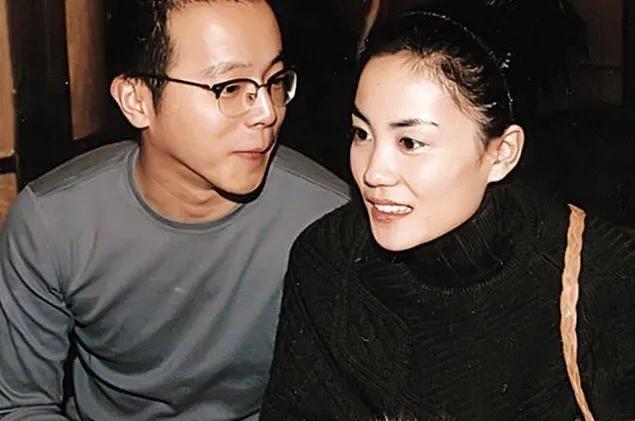 窦唯评价和王菲的感情时说：“我和她的婚姻就是一场阴谋，吃不在一起，住不在一起，打