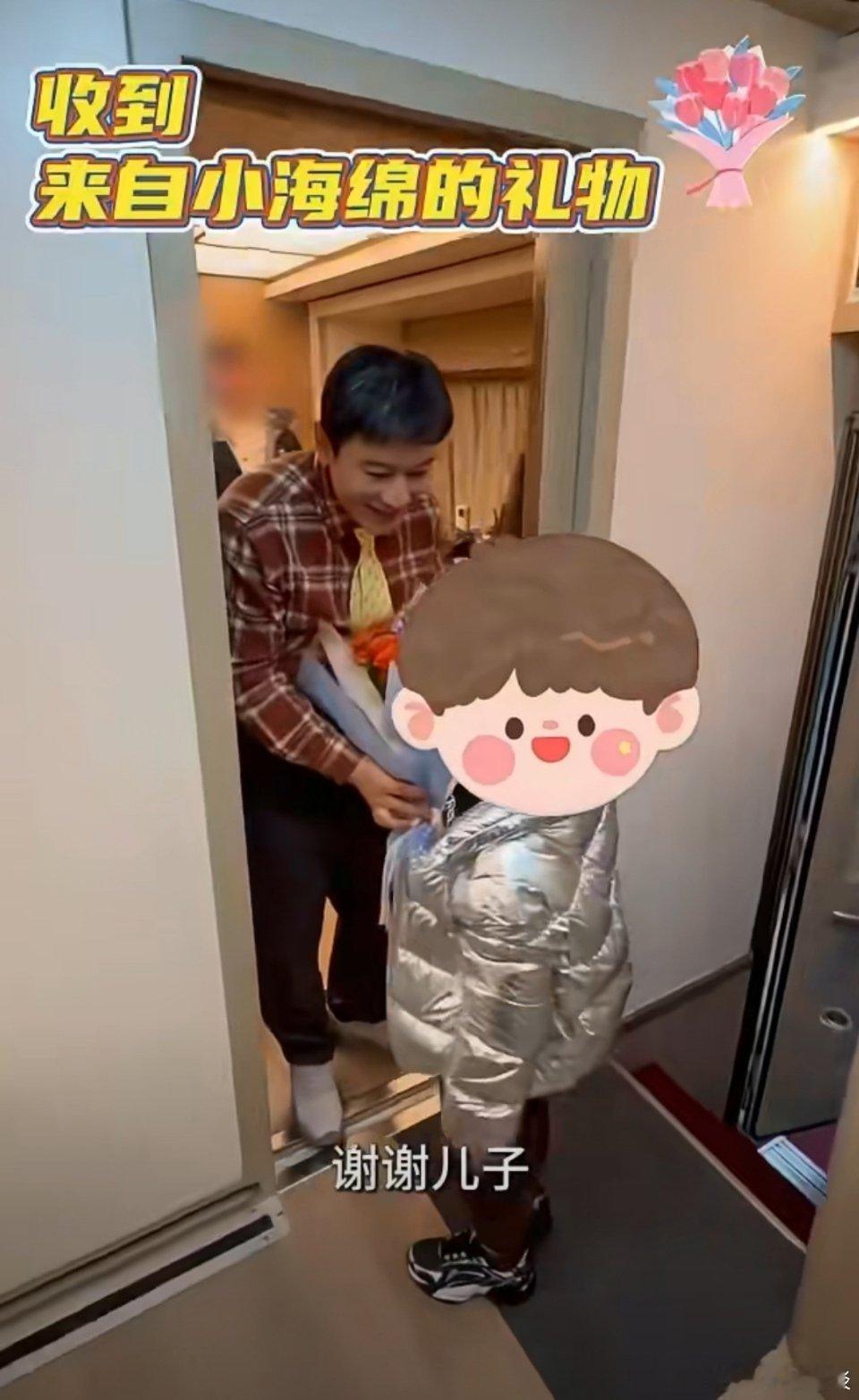 小海绵探班黄晓明小海绵也长成小孩哥了，幸福的黄晓明迎来儿子小海绵的暖心探班[抱一