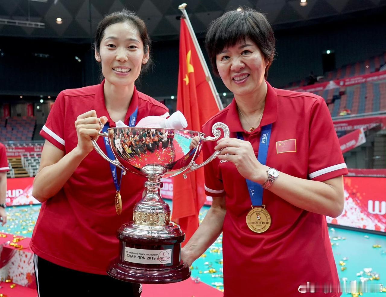 朱婷与郎平，千里马和伯乐，郎平获得教练员终生成就奖，朱婷世界排名第一，师徒俩再一