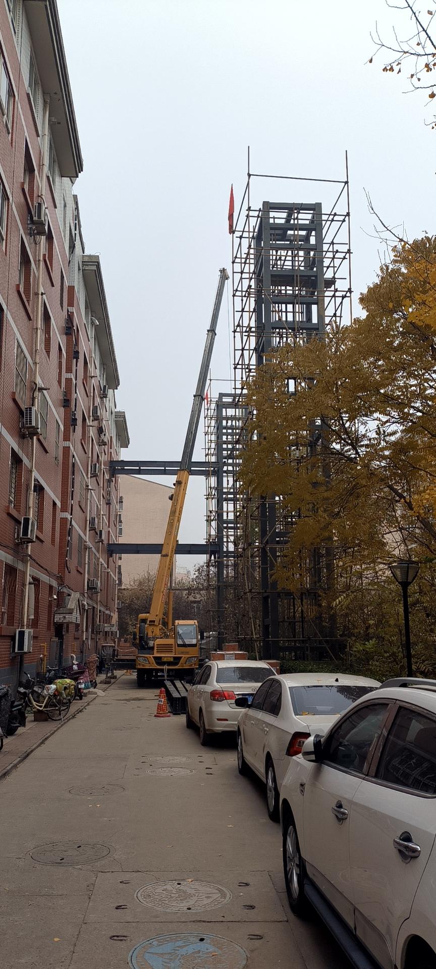 几年前保定某小区建造两座电梯的照片，电梯和房子是分开的。

后来电梯建好了，现在
