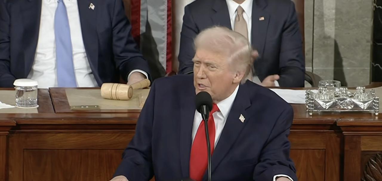 特朗普在2026国情咨文演说中，公开指责民主党贪腐，直接点出“国会山股神”佩洛西