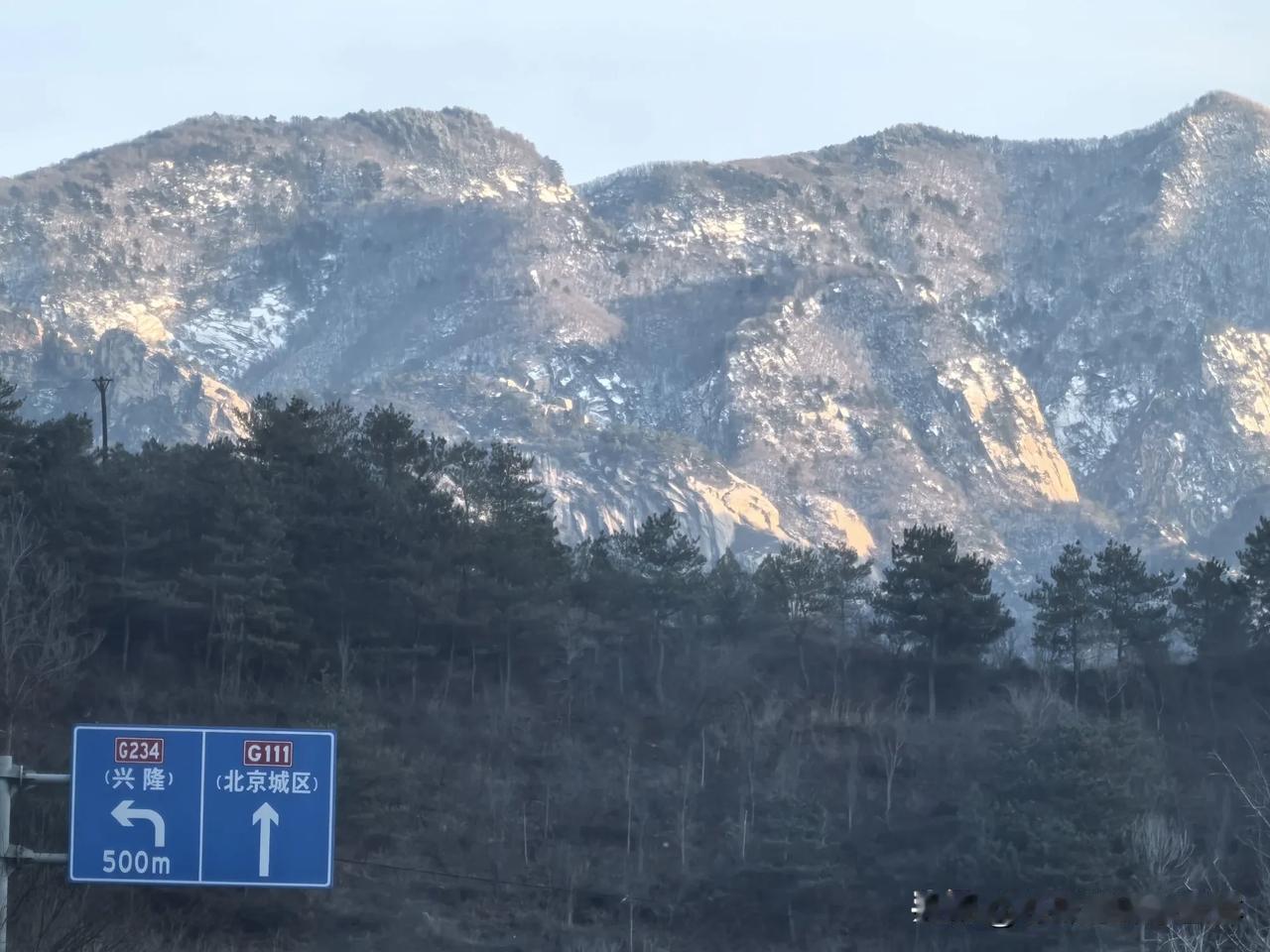 北京下雪了，有图为证！
今天去怀柔宝山镇回来的路上所拍。