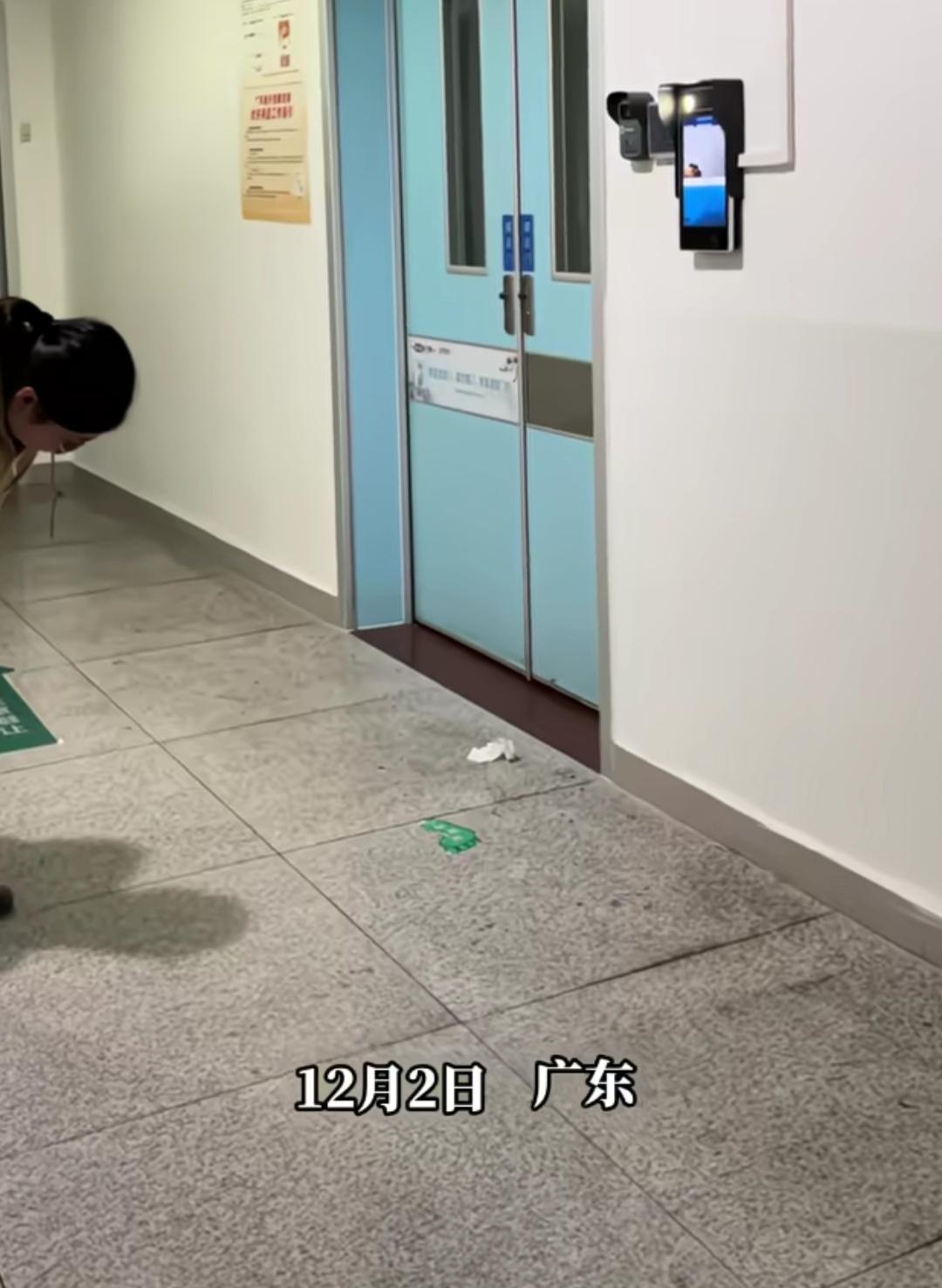 广东一男子跟两朋友出去喝酒后身体不舒服，两朋友把他送到地下室，等心脏停了才打11