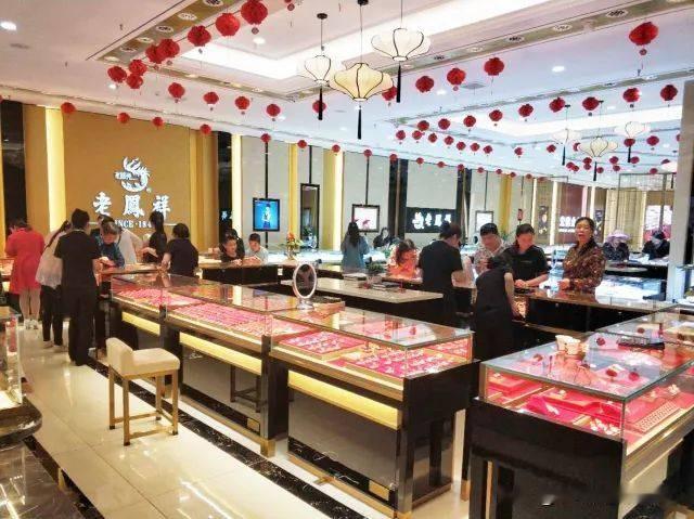 13岁女儿卖了妈妈两条金项链，金店当面熔了，一句"不用联系家长"就想免责？

江
