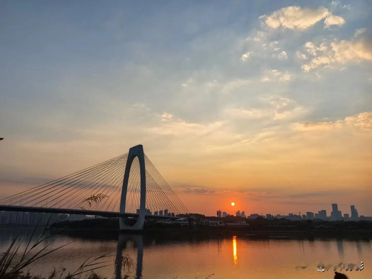 最喜欢黄昏，因为早上起不来，晚上还没这么快睡，所以最适合去看黄昏，看天边被落日染