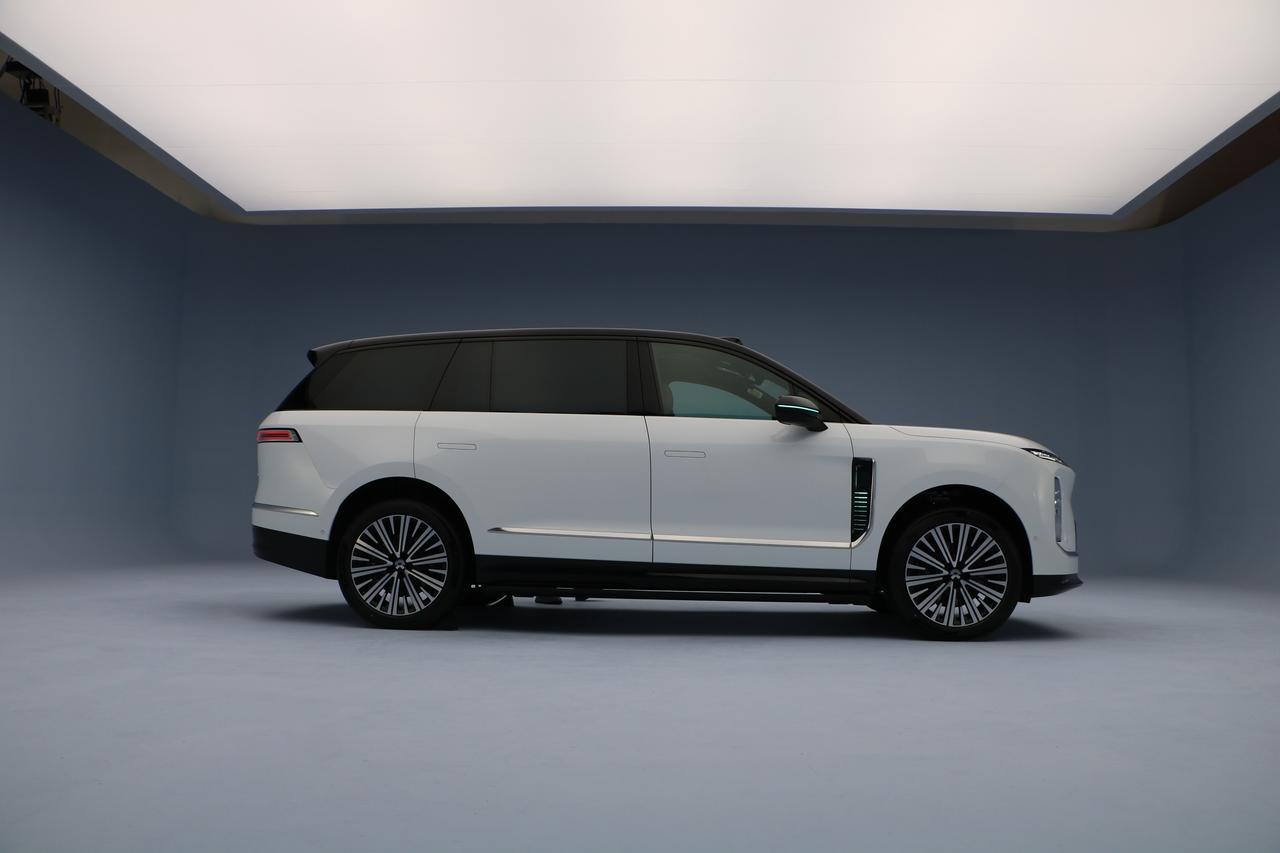 蔚来ES9内饰终于可以说，聊点细节：
1、在自主品牌的旗舰级SUV上，大量实体按