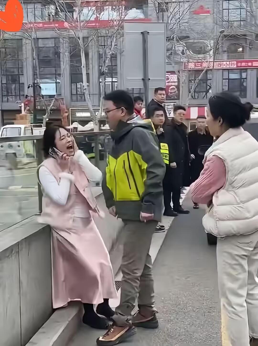 加塞把别人车给蹭了
还把车横在路中间，
司机下来理论，她就躺地上不起来，没理还气