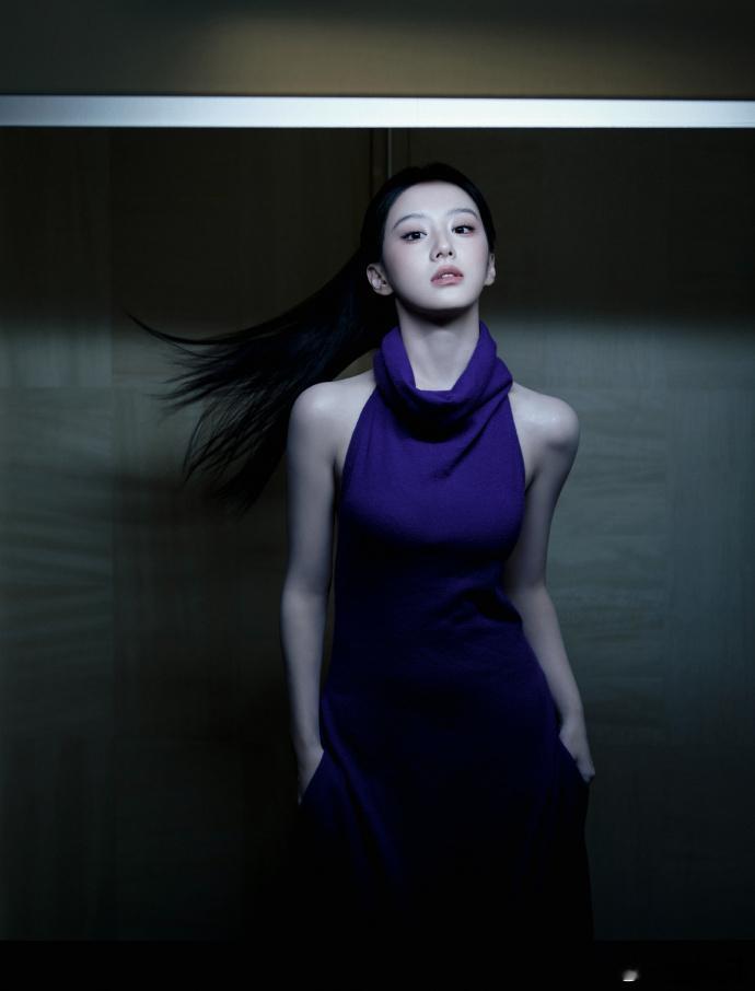 包上恩这背不拔罐可惜了包上恩这后背真的太优越了，薄薄一片却有清晰的肌肉线条，透着