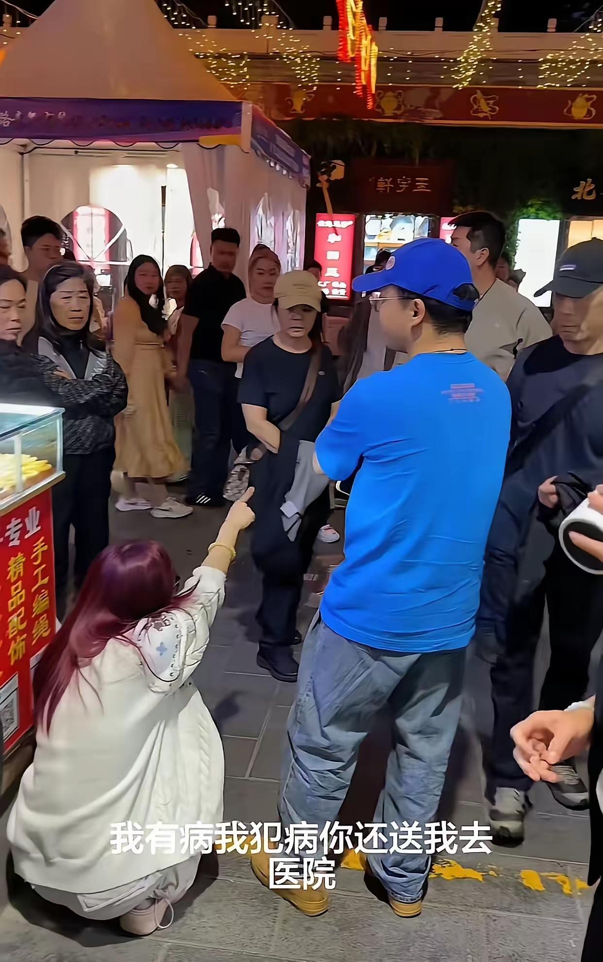 “我有病，我就偷了，我看谁敢抓我”北京潘家园，一对年轻情侣来到一家店铺各种看看看