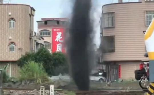 阳春一地惊现黑旋风，持续三分钟后自行消散！

这股黑旋风看似“妖气”十足，其实是
