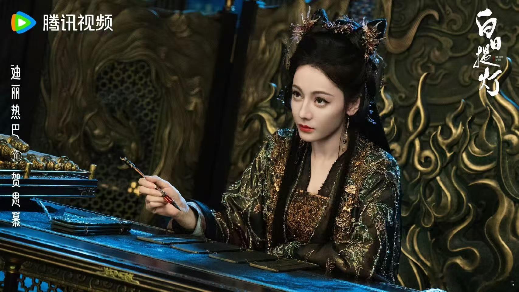 迪丽热巴提笔剧照迪丽热巴提笔抬眸迪丽热巴提笔抬眸，好美，