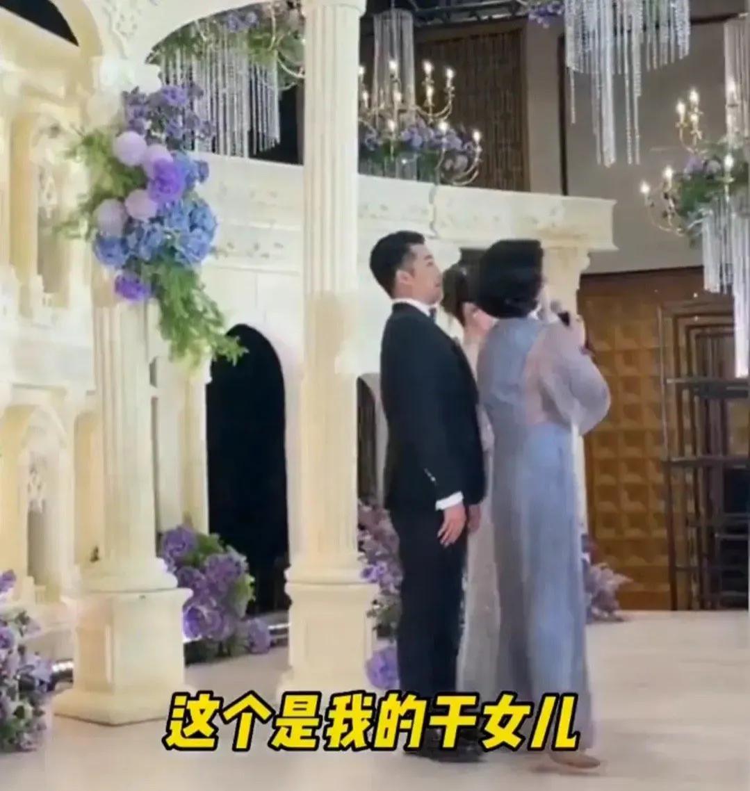 金星，让人尴尬了。

5月30日，金星去参加干女儿的婚礼，没想到，作为嘉宾上台发