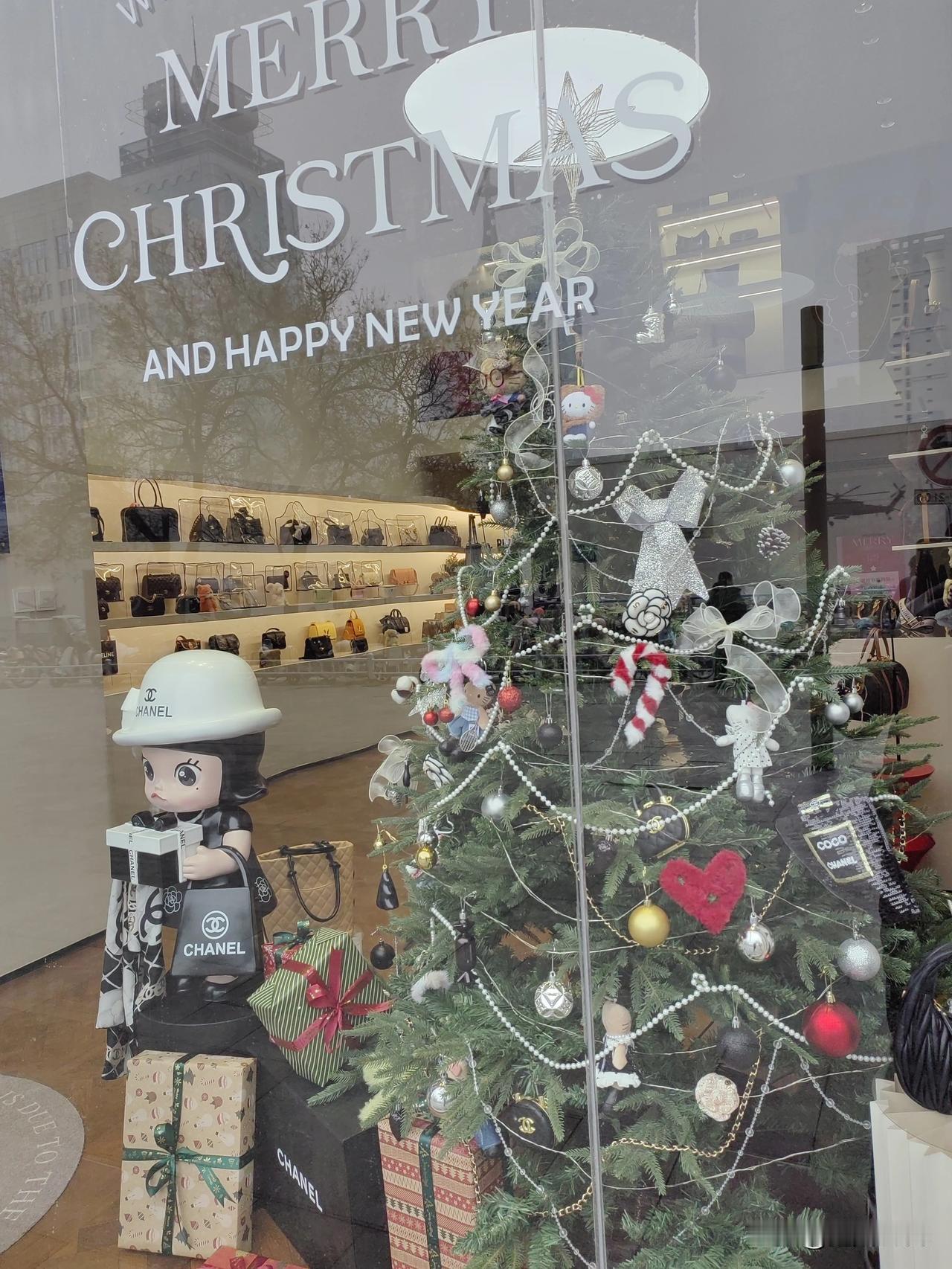 又来晒图了，

走到店门前 ，

眼前又一亮，

布置好温馨，

小可爱抱礼物，