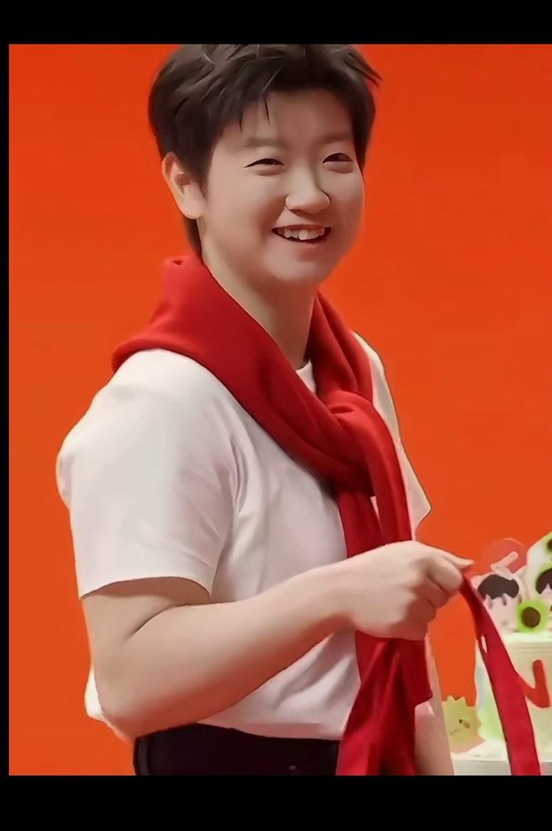 莎莎就是有感染力，看着他嘴角上扬，所有的语言都不能形容这个女孩子的，她美好，她自