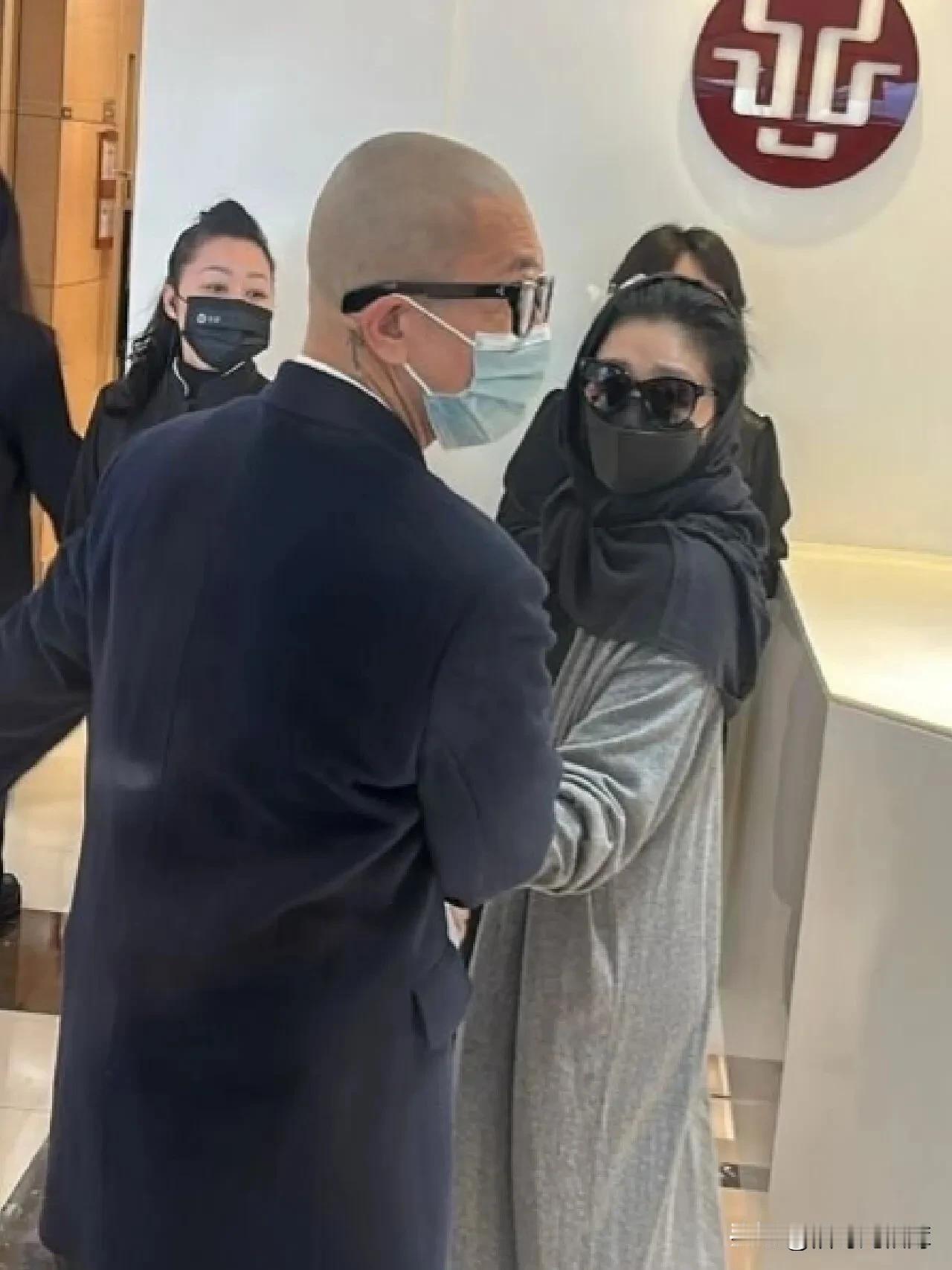 穿透视装去灵堂，大S真有想法～跟具俊晔双手紧握，感情看起来也是非常好。不过大S这